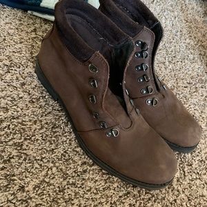 Kenneth Cole suede chukkas